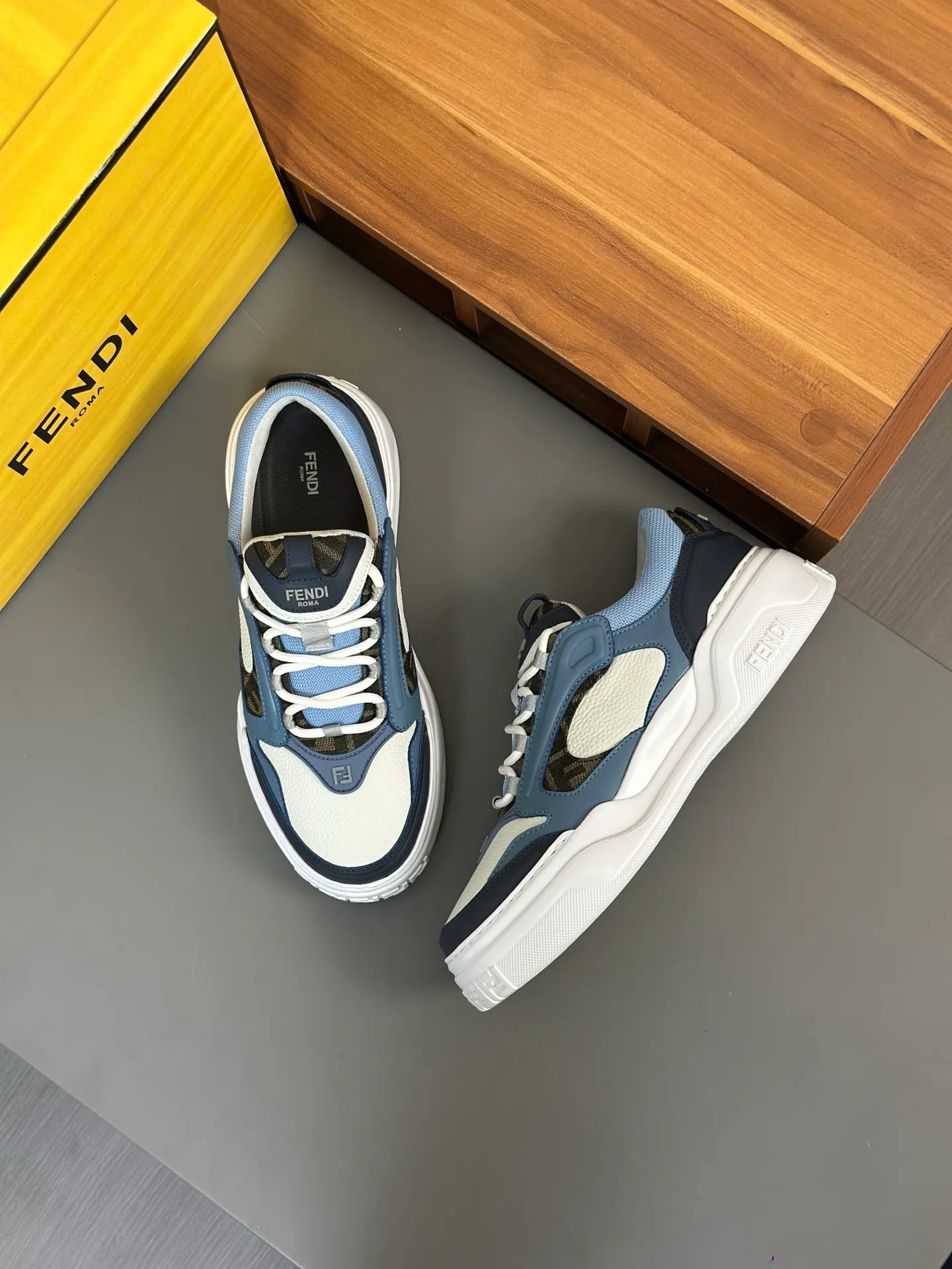[FENDI] Fendi men's shoes 💰780💰 - High-end quality original casual sports shoes - Upper: Nappa calfskin, pebbled calfskin, tongue and heel; injection molded brand logo plastic module - Lining: brand canvas - Outsole: ultra-light T men's shoes 💰R foam rubber; molded outsole - Super high quality control, fine workmanship: highlighted (high-end, luxury, grade) -Size :39-44 (38, 45, can be customized)